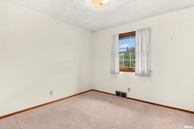 303 OAKWOOD Circle, Washington, IL 61571