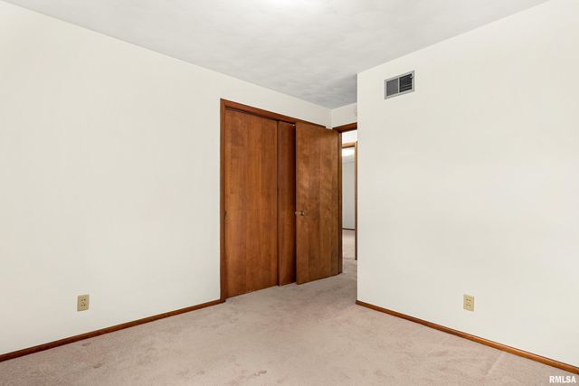 303 OAKWOOD Circle, Washington, IL 61571