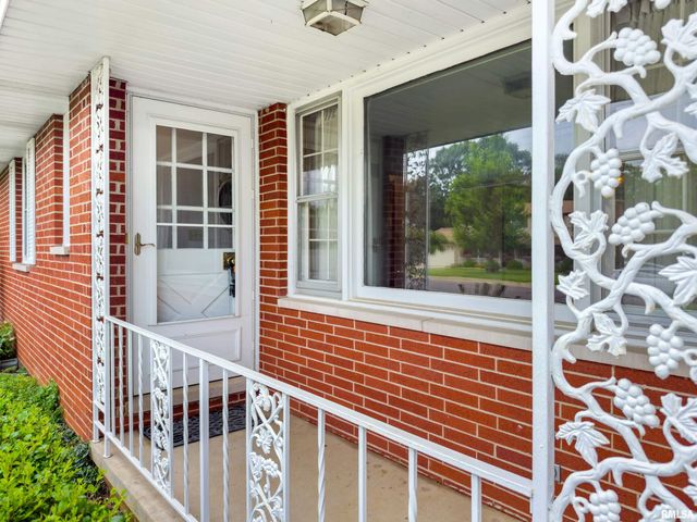 303 OAKWOOD Circle, Washington, IL 61571