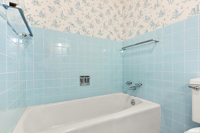 303 OAKWOOD Circle, Washington, IL 61571