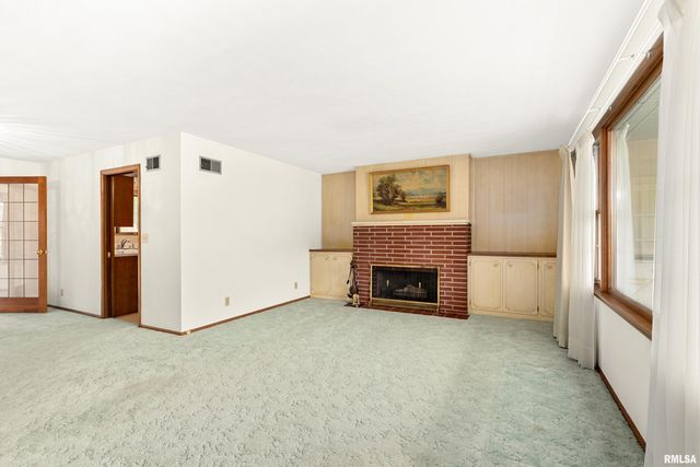 303 OAKWOOD Circle, Washington, IL 61571
