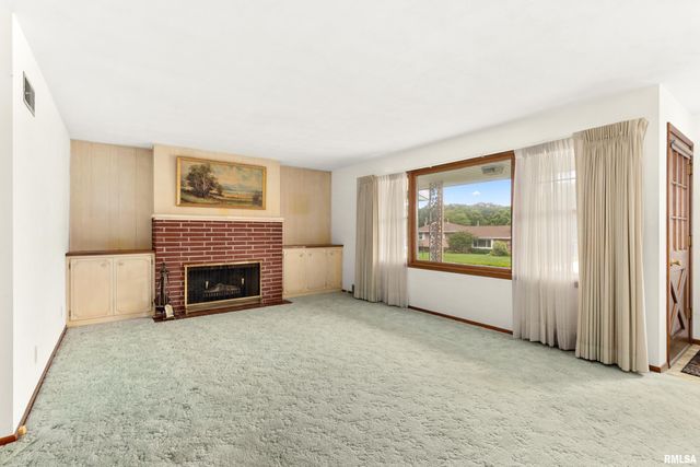 303 OAKWOOD Circle, Washington, IL 61571