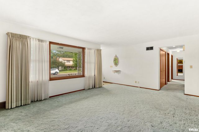 303 OAKWOOD Circle, Washington, IL 61571
