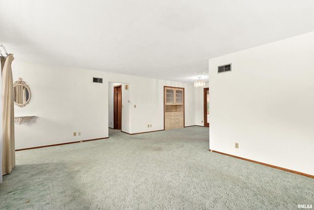 303 OAKWOOD Circle, Washington, IL 61571