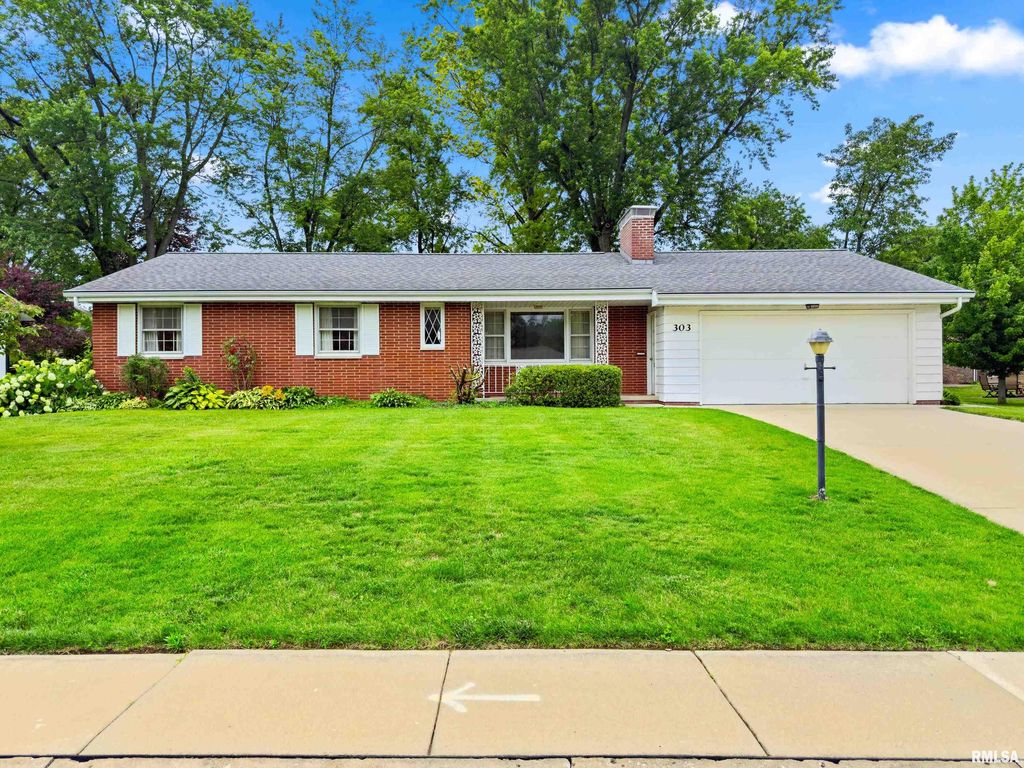303 OAKWOOD Circle, Washington, IL 61571