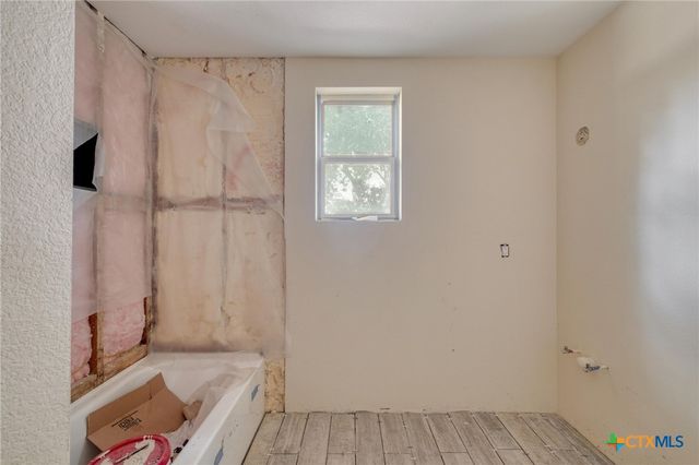 116 S Cypress Avenue, Luling, TX 78648