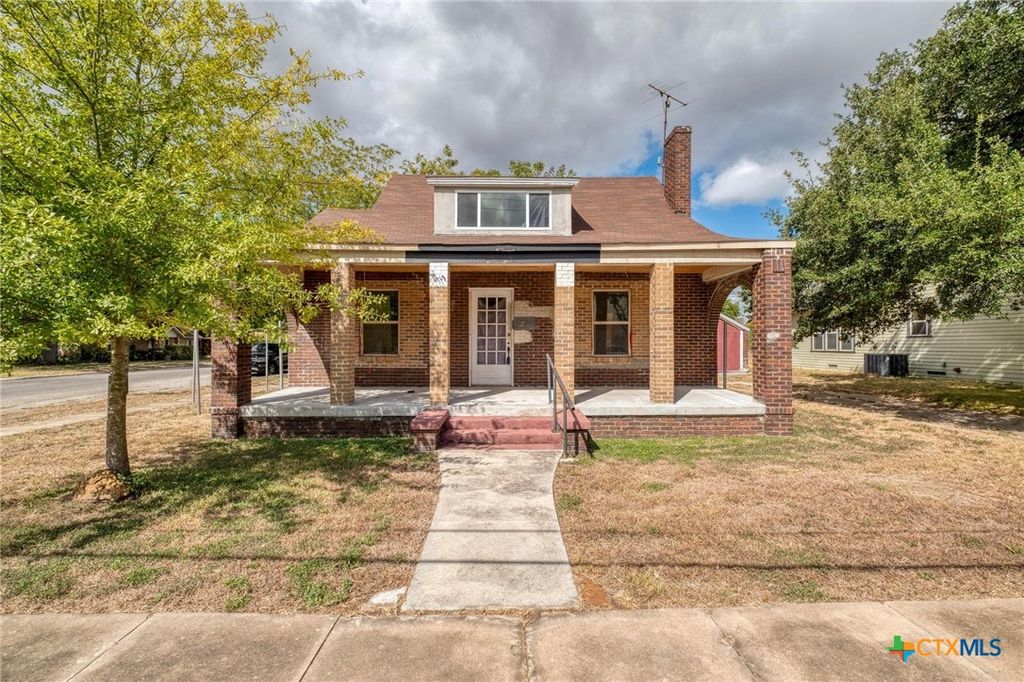 116 S Cypress Avenue, Luling, TX 78648