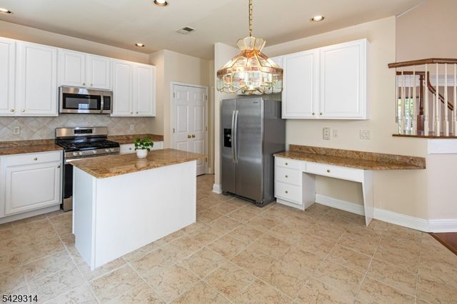 27 Bethpage Dr, Montgomery Twp., NJ 08558
