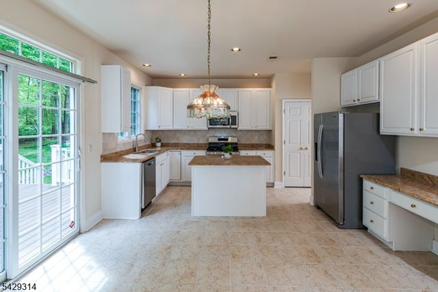 27 Bethpage Dr, Montgomery Twp., NJ 08558