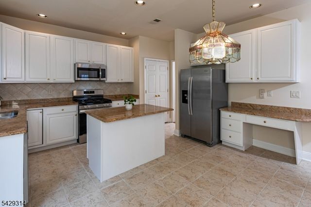 27 Bethpage Dr, Montgomery Twp., NJ 08558