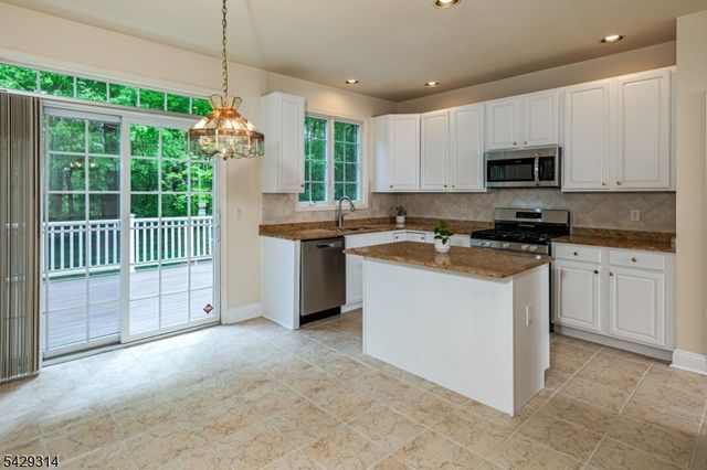 27 Bethpage Dr, Montgomery Twp., NJ 08558