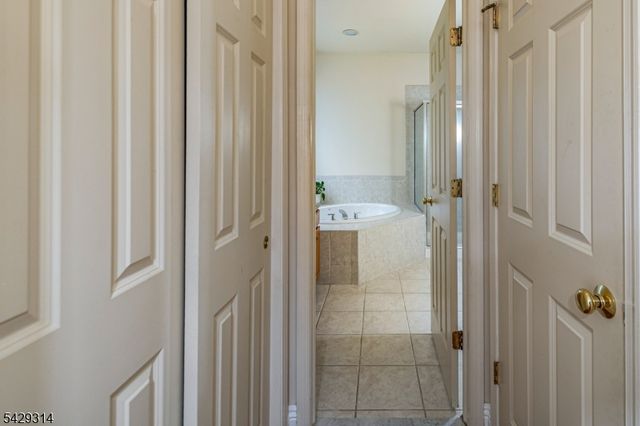 27 Bethpage Dr, Montgomery Twp., NJ 08558
