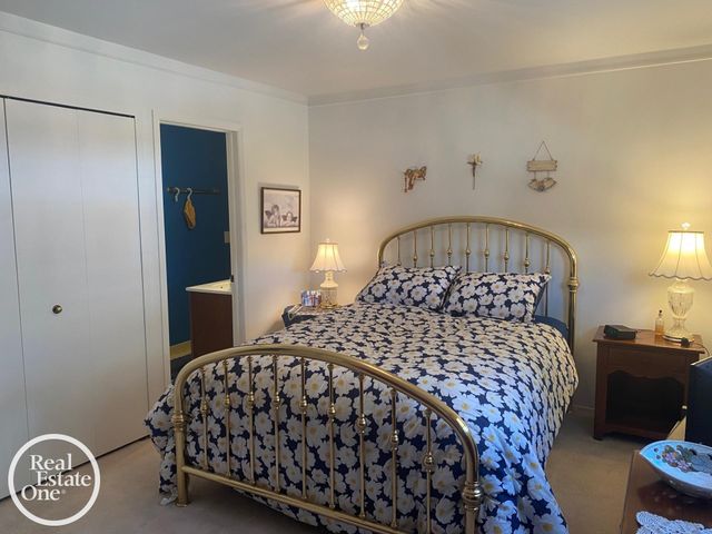 1196 Hawthorne Road, Grosse Pointe Woods, MI 48236