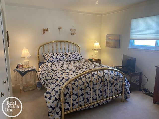 1196 Hawthorne Road, Grosse Pointe Woods, MI 48236