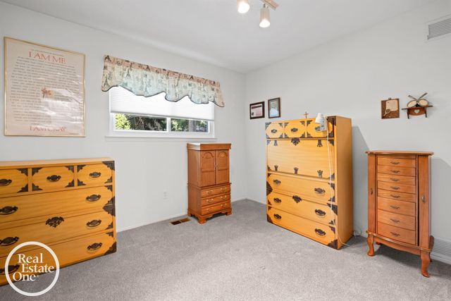 1196 Hawthorne Road, Grosse Pointe Woods, MI 48236
