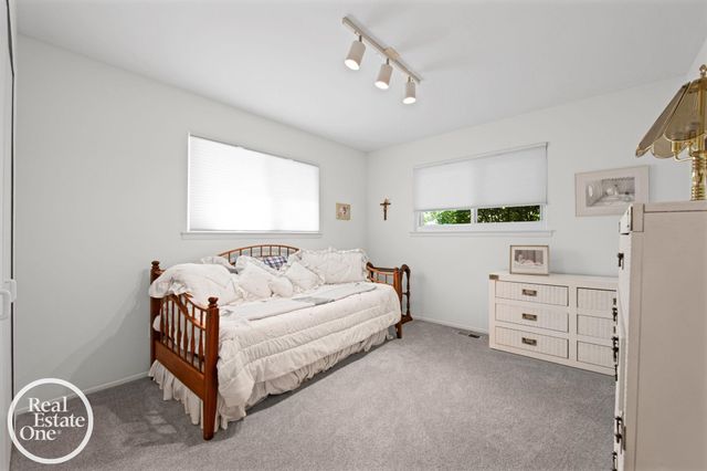 1196 Hawthorne Road, Grosse Pointe Woods, MI 48236
