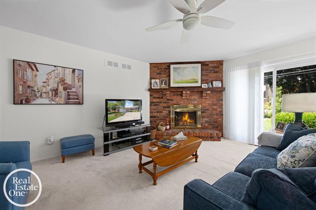 1196 Hawthorne Road, Grosse Pointe Woods, MI 48236