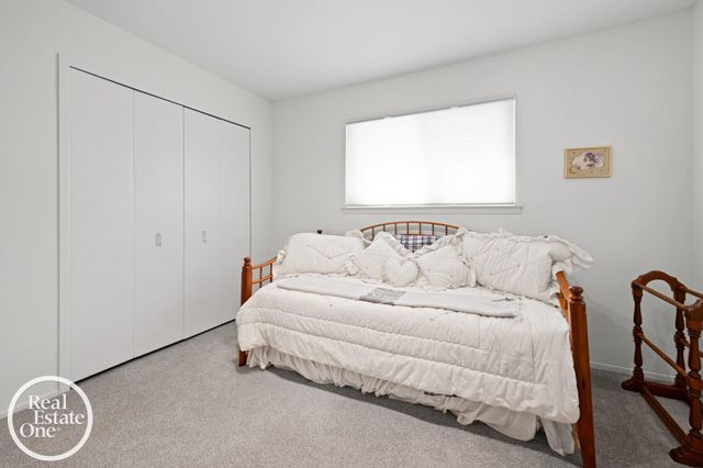 1196 Hawthorne Road, Grosse Pointe Woods, MI 48236
