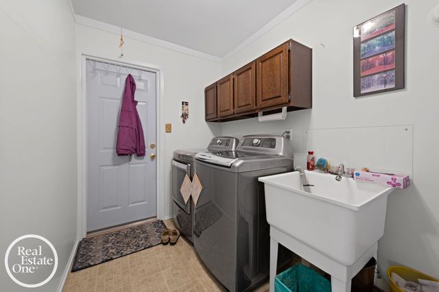 1196 Hawthorne Road, Grosse Pointe Woods, MI 48236