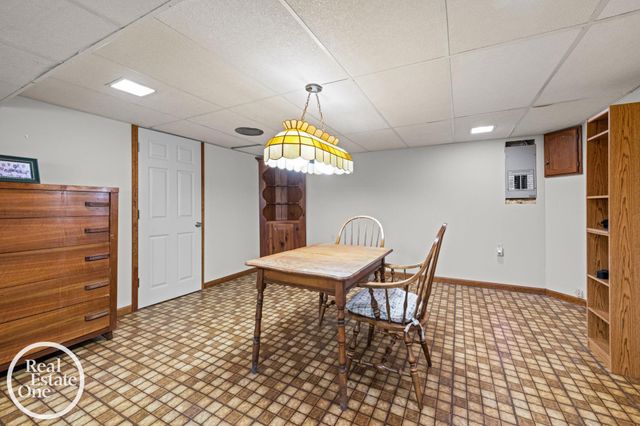 1196 Hawthorne Road, Grosse Pointe Woods, MI 48236