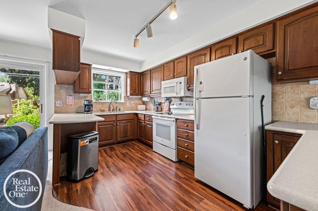 1196 Hawthorne Road, Grosse Pointe Woods, MI 48236