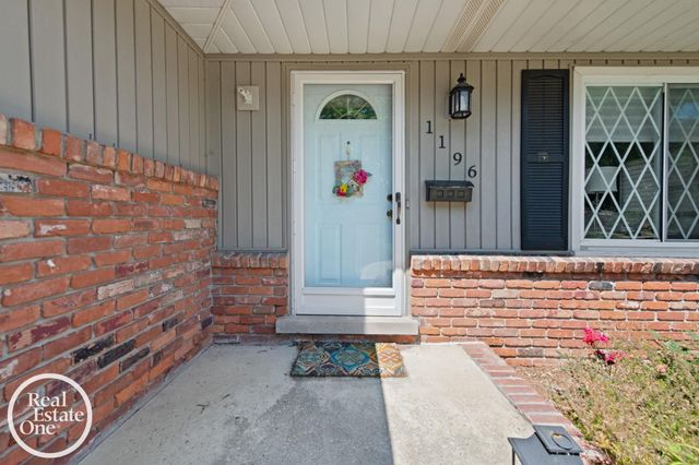 1196 Hawthorne Road, Grosse Pointe Woods, MI 48236