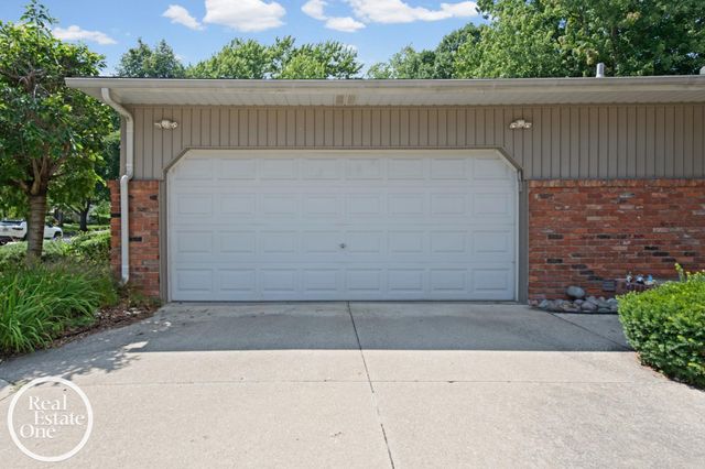 1196 Hawthorne Road, Grosse Pointe Woods, MI 48236