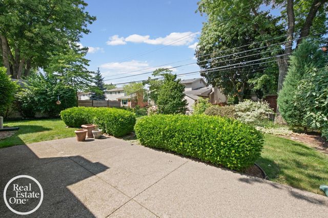 1196 Hawthorne Road, Grosse Pointe Woods, MI 48236