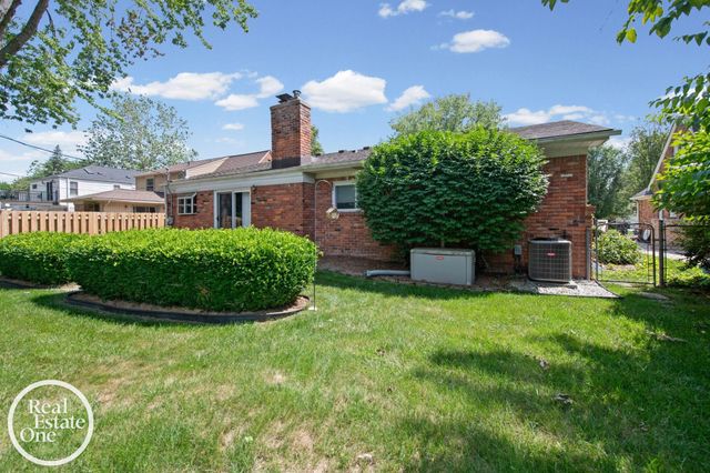 1196 Hawthorne Road, Grosse Pointe Woods, MI 48236