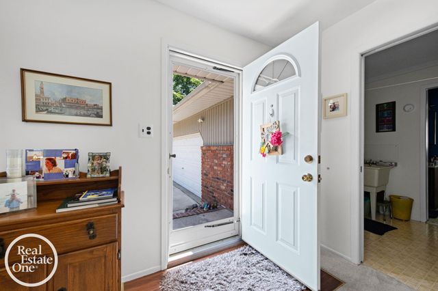1196 Hawthorne Road, Grosse Pointe Woods, MI 48236