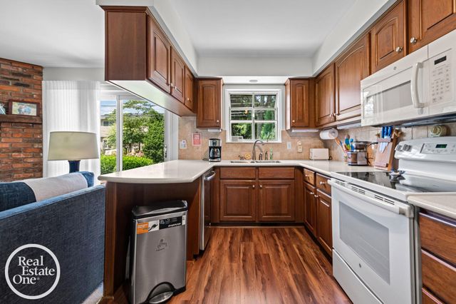 1196 Hawthorne Road, Grosse Pointe Woods, MI 48236