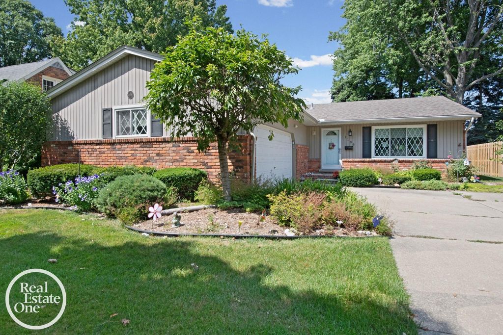 1196 Hawthorne Road, Grosse Pointe Woods, MI 48236