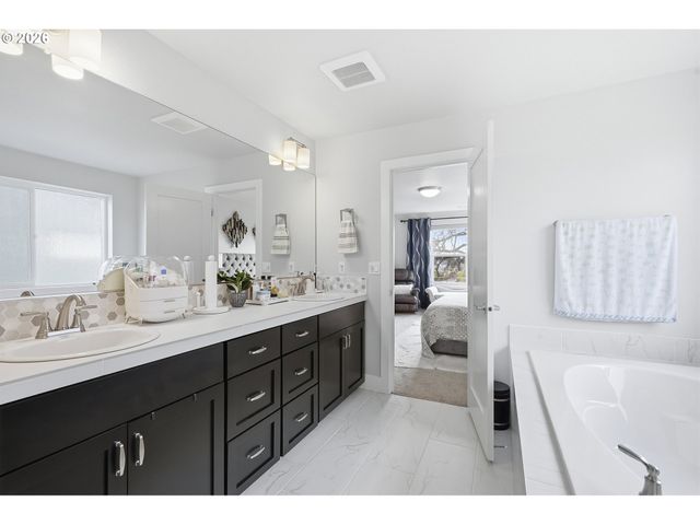 3955 Se LOSTINE Ln, Hillsboro, OR 97123