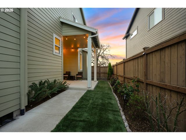 3955 Se LOSTINE Ln, Hillsboro, OR 97123