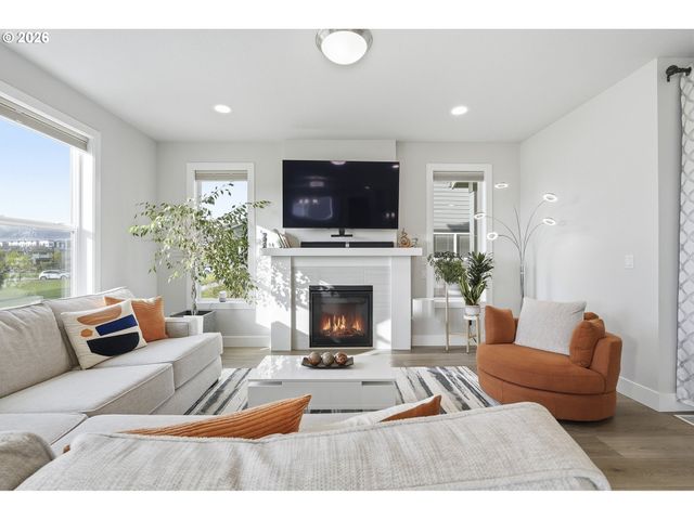 3955 Se LOSTINE Ln, Hillsboro, OR 97123