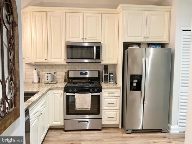 18 CLUB PL, Galloway, NJ 08205