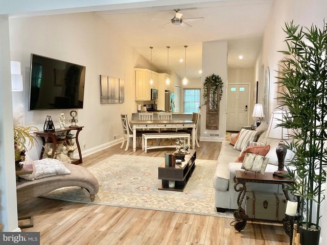 18 CLUB PL, Galloway, NJ 08205