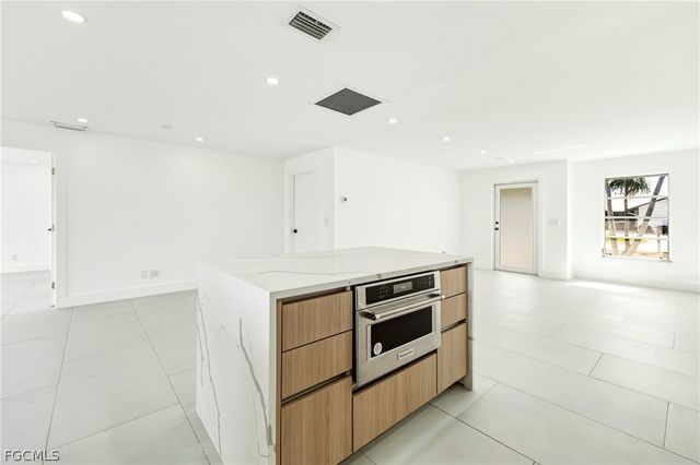 2031 SE 25th LN, Cape Coral, FL 33904