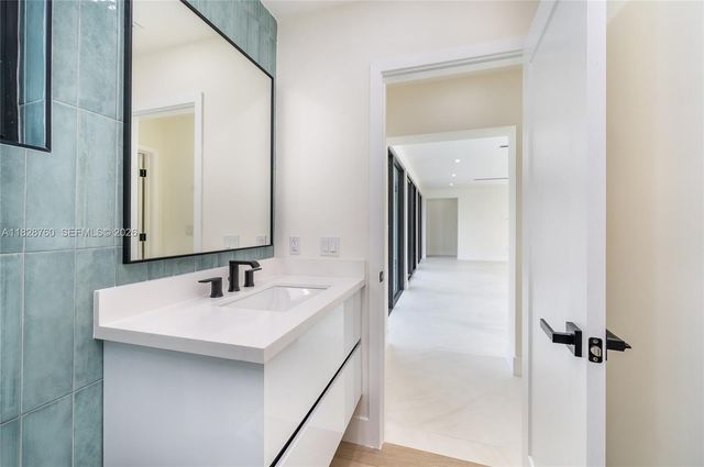 7101 E Troon Cir, Miami Lakes, FL 33014