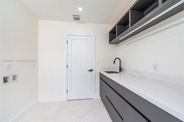 7101 E Troon Cir, Miami Lakes, FL 33014