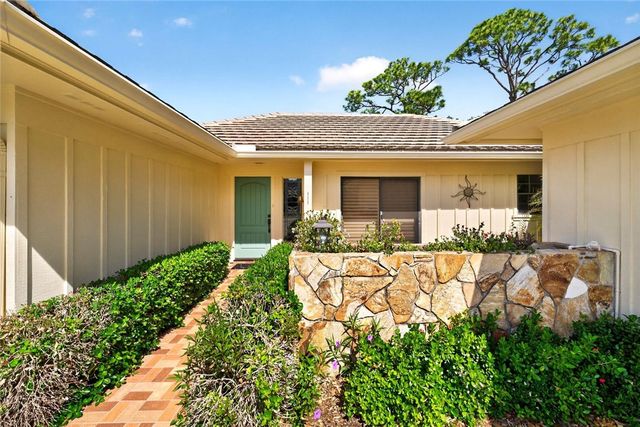 111 Prestwick Circle 1, Vero Beach, FL 32967