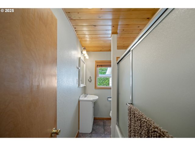 2111 GREENWOOD Ave, Reedsport, OR 97467