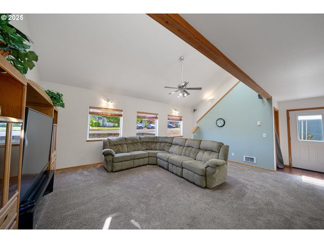 2111 GREENWOOD Ave, Reedsport, OR 97467