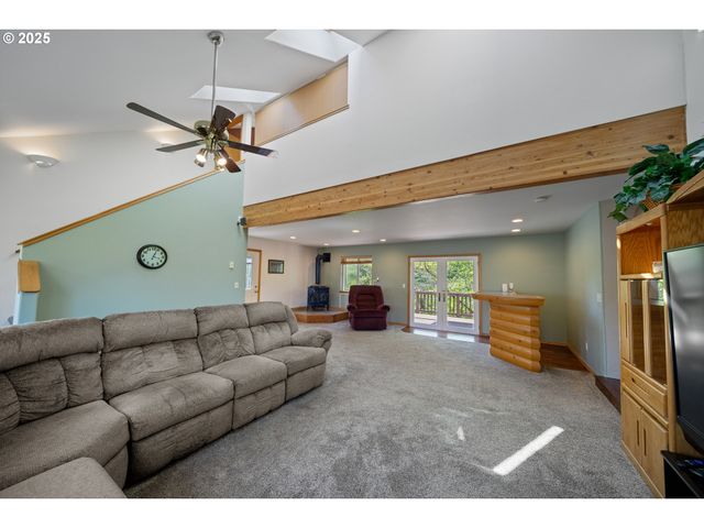 2111 GREENWOOD Ave, Reedsport, OR 97467