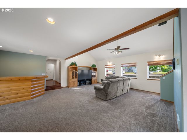 2111 GREENWOOD Ave, Reedsport, OR 97467