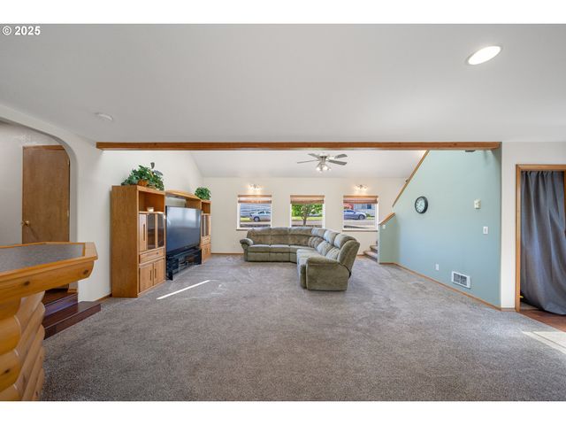 2111 GREENWOOD Ave, Reedsport, OR 97467