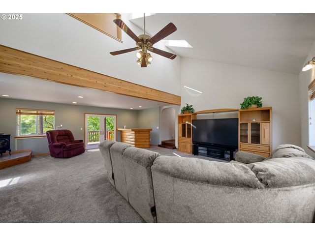 2111 GREENWOOD Ave, Reedsport, OR 97467