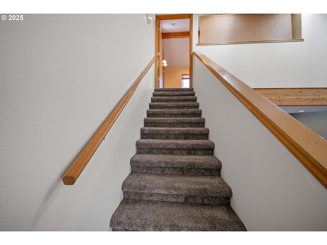 2111 GREENWOOD Ave, Reedsport, OR 97467