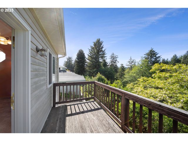 2111 GREENWOOD Ave, Reedsport, OR 97467