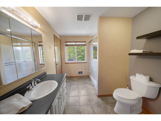 2111 GREENWOOD Ave, Reedsport, OR 97467